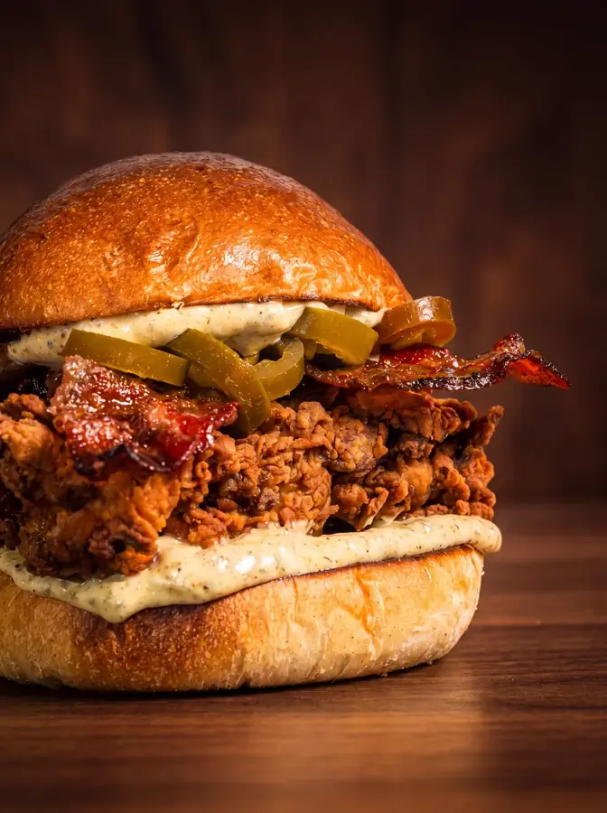 Panino con bun brioche fatto in casa, pollo fritto e jalapeños
