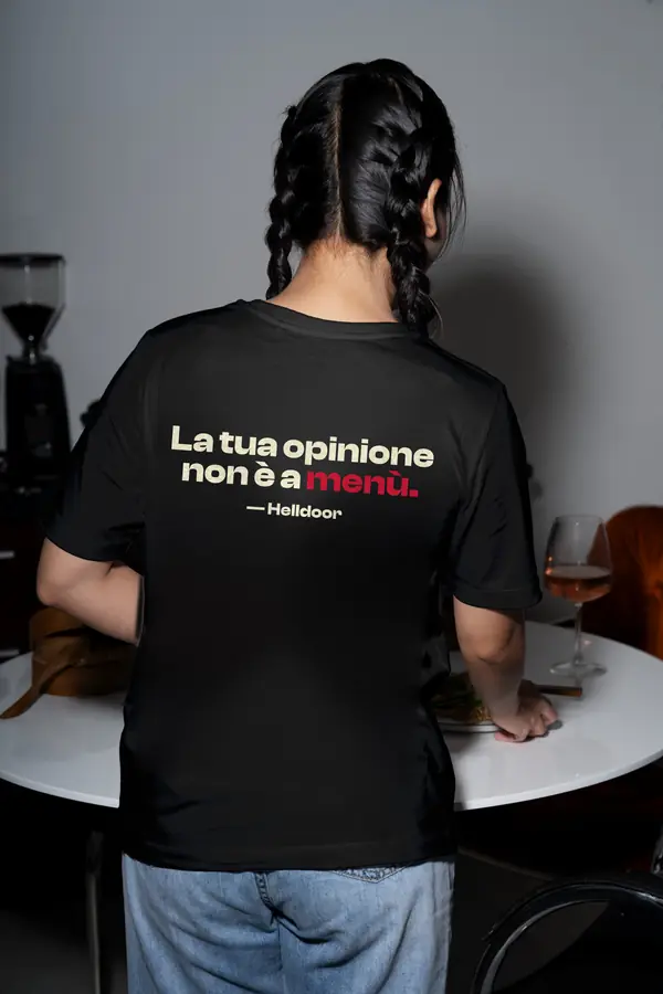 T-shirt nera HELLDOOR con la scritta sulla schiena: La tua opinione non è a menù